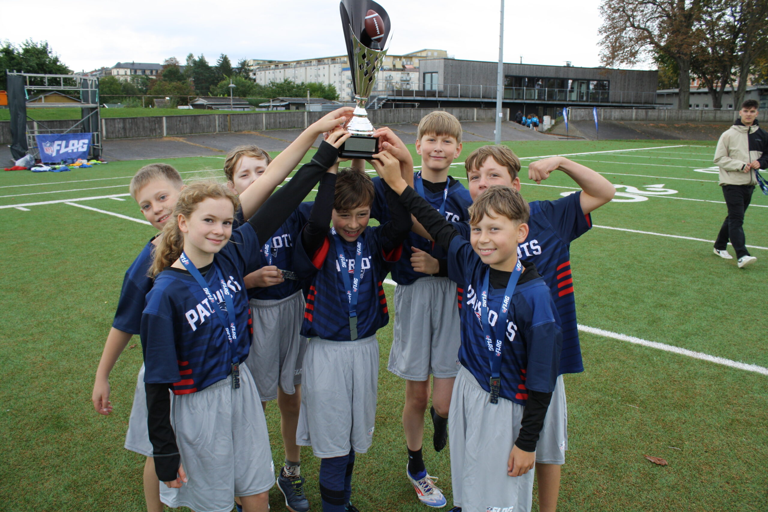 Gruppenbild Flag Footbal U12 Mit Siegerpokal